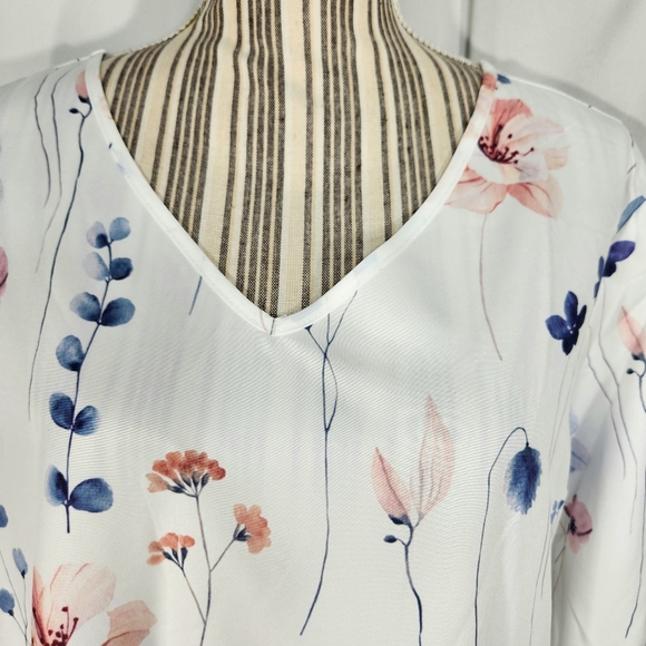 Designer White w/Multi Floral Short Tie Cuff Sleeves V Neck Top Size XLarge - Picture 2 of 8